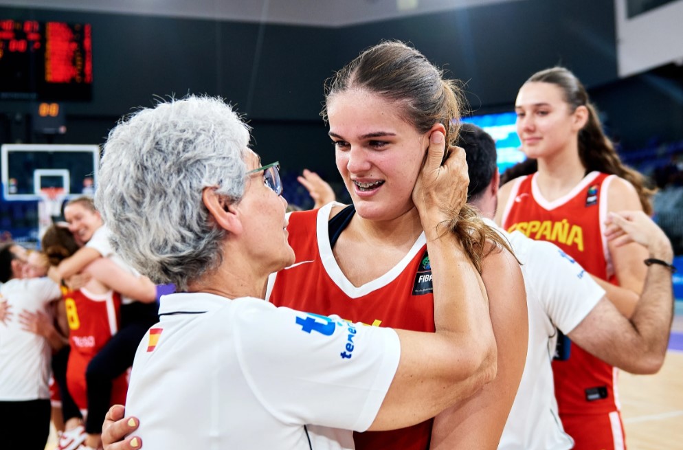 Amelia Alonso celebrando con su entrenadora tras ganar el campeonato de Europa