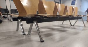 Sillas de espera en un hospital en Palencia