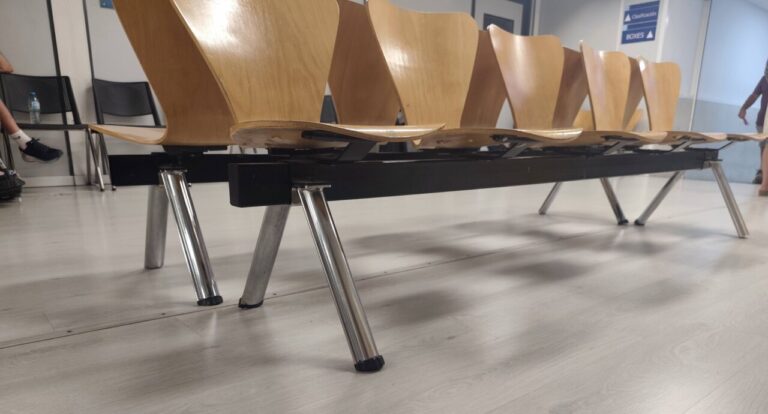 Sillas de espera en un hospital en Palencia