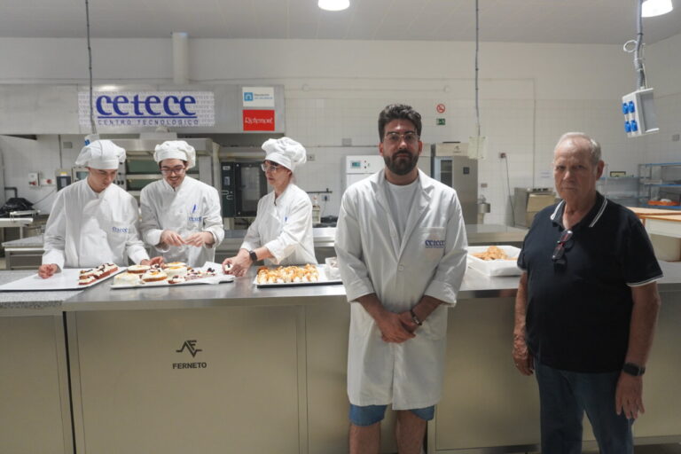 Alumnos de CETECE decorando pasteles en la cocina