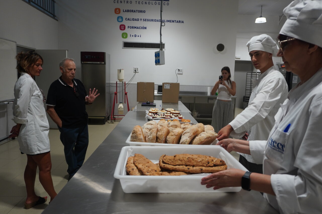 Alumnos del CETECE preparando productos de panadería y repostería