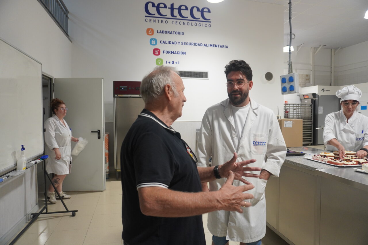 José Luis Paniagua y Jonathan Cavia conversando en CETECE