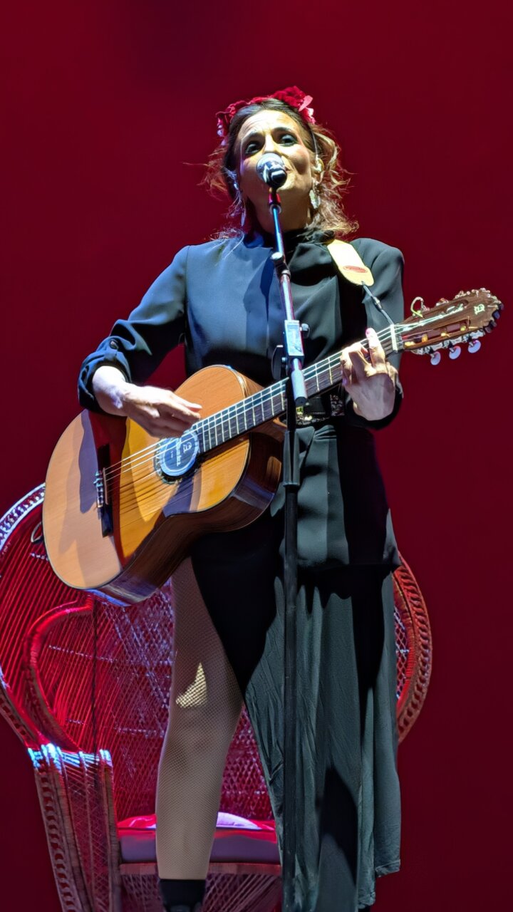 Cantante en el festival Sonorama 2026 tocando la guitarra