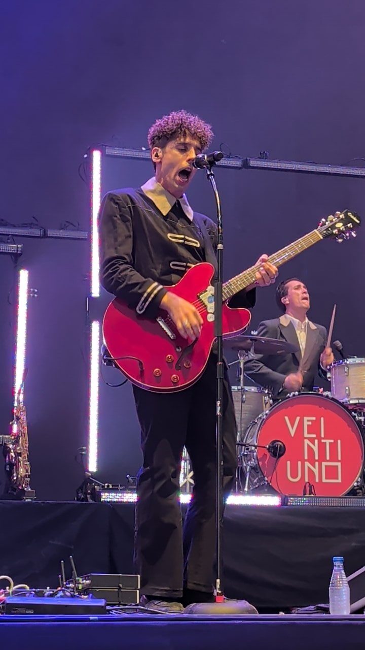 Músico actuando en el festival Sonorama 2026 con guitarra roja
