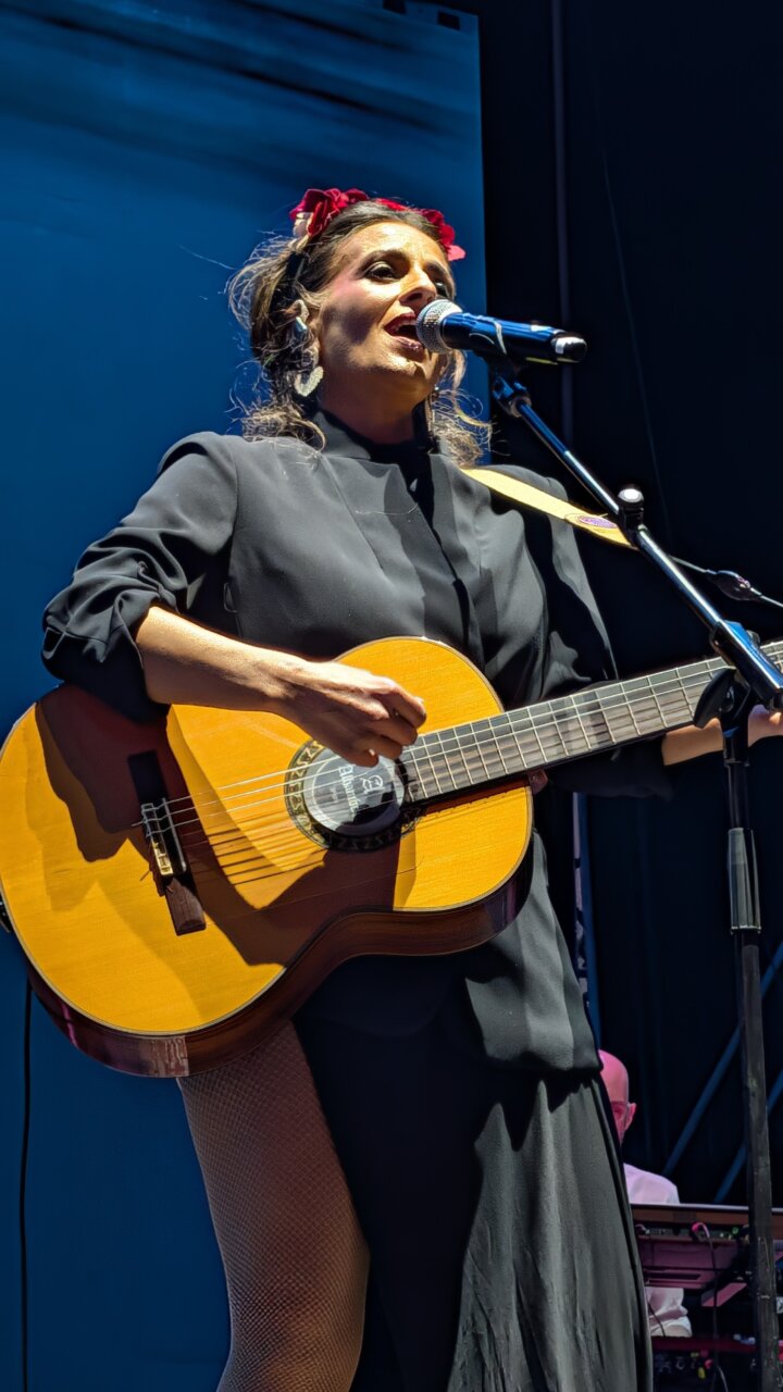 Artista femenina cantando y tocando la guitarra en Sonorama 2026