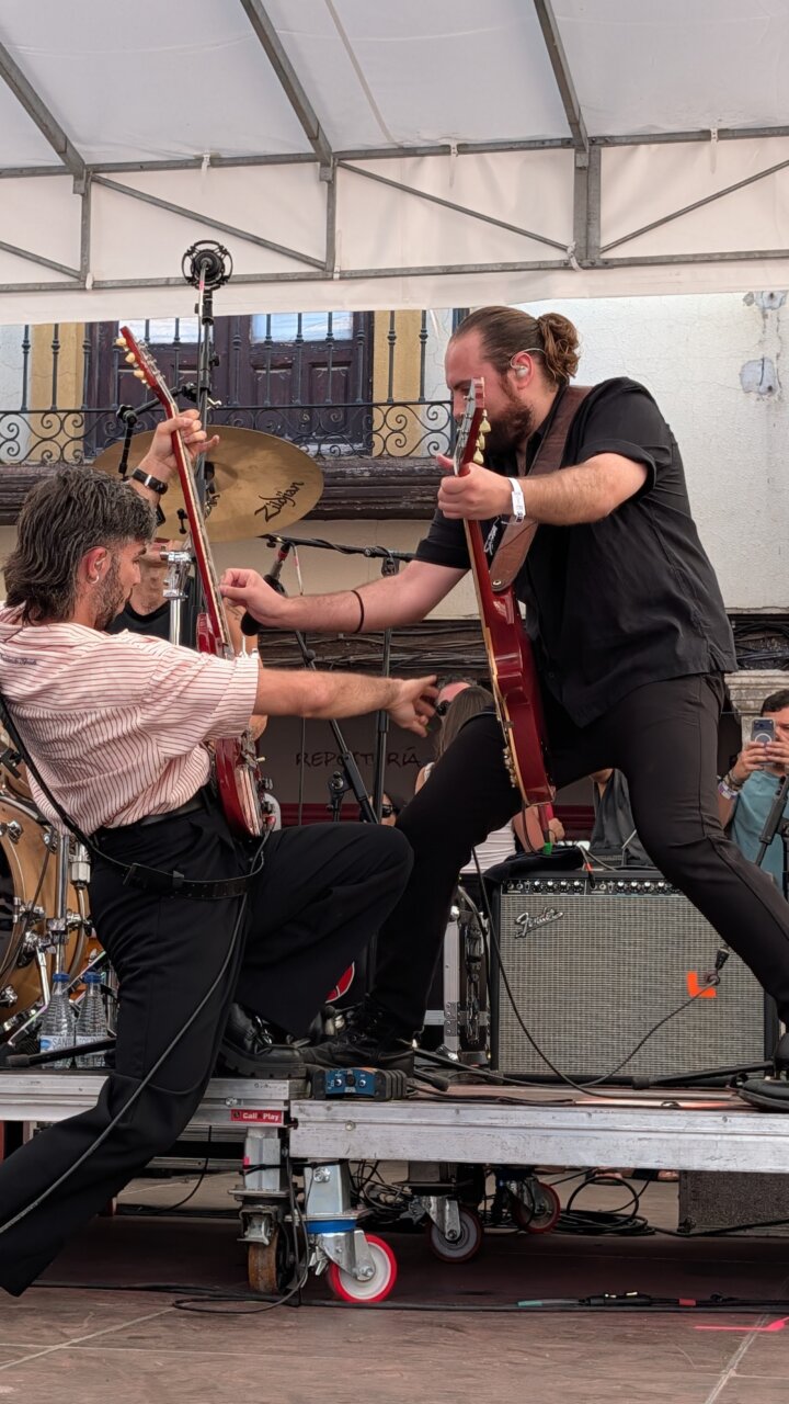 Dos músicos tocando guitarras en un escenario durante el festival Sonorama 2026.