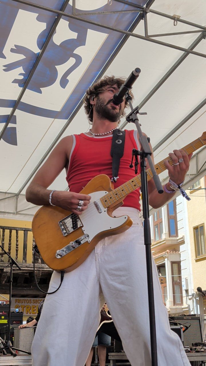 Guitarrista en concierto durante el festival Sonorama 2026