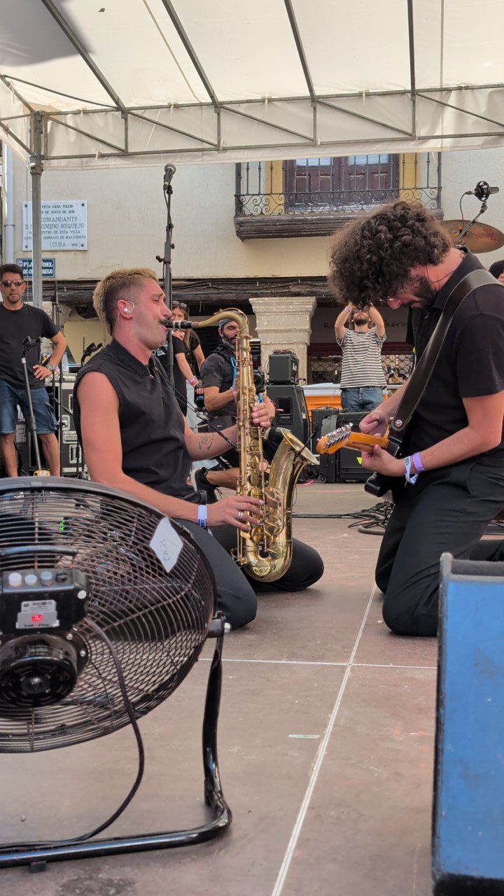Músicos en el escenario de Sonorama 2026 tocando saxofón y guitarra