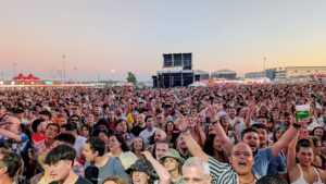 Multitud de personas disfrutando en el festival Sonorama 2026 al atardecer