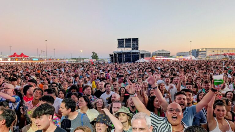 Multitud de personas disfrutando en el festival Sonorama 2026 al atardecer