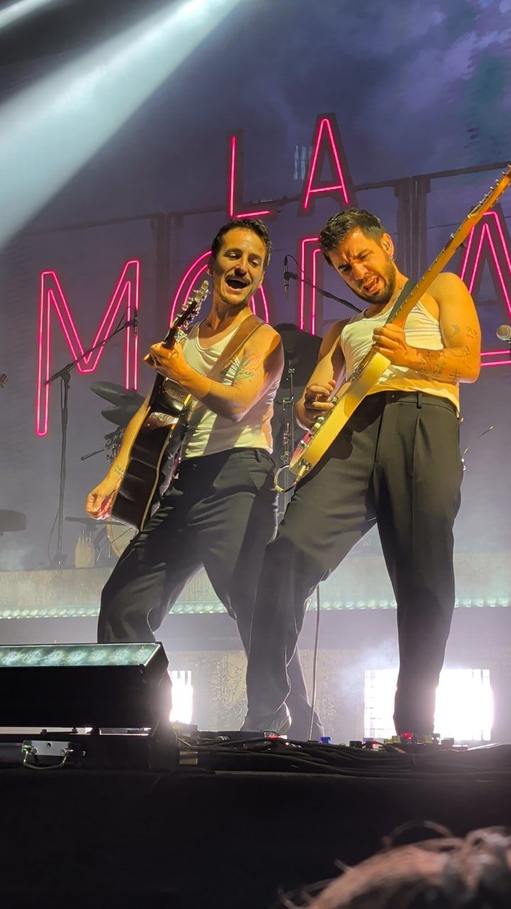 Dos músicos de La M.O.D.A. actuando en el festival Sonorama 2026.