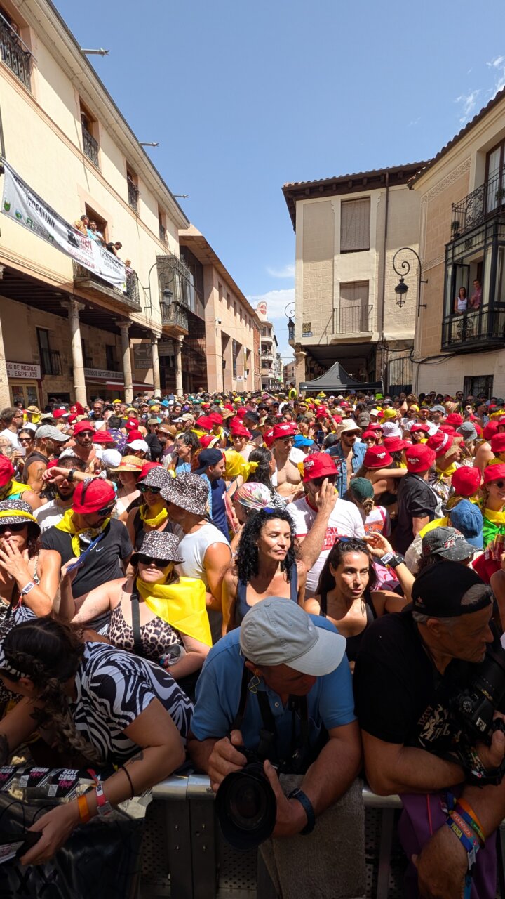 Multitud de personas con sombreros en el festival Sonorama 2026 en Aranda de Duero