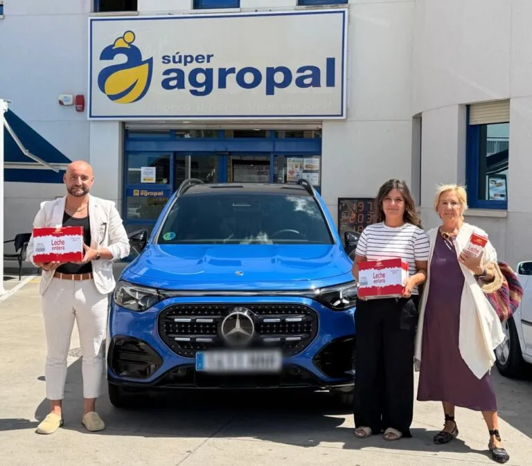 Entrega de leche por Super Agropal a Red Madre en Villaeles de Valdavia