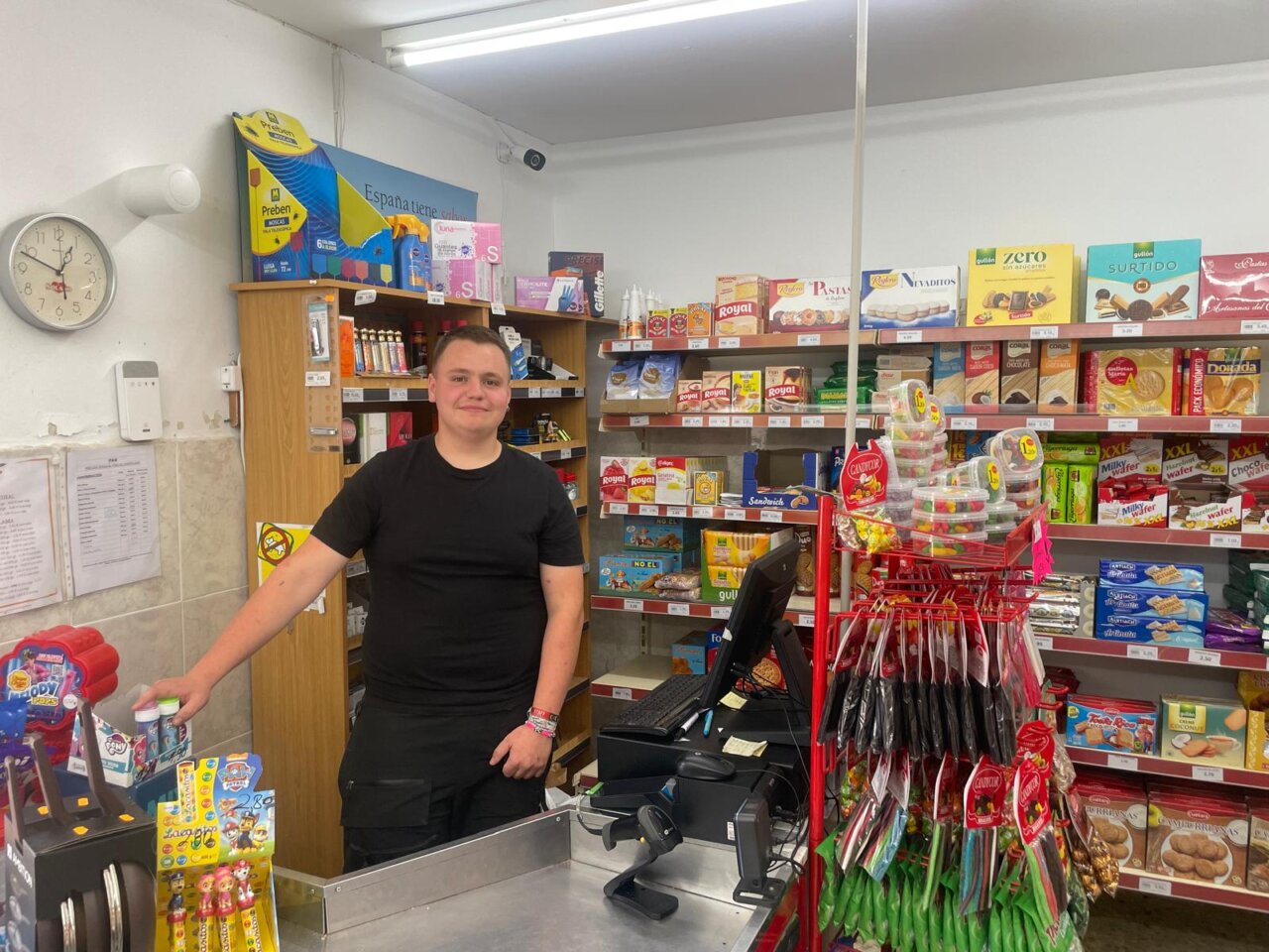 Interior del supermercado Axel y Luna en Alar del Rey con productos variados.
