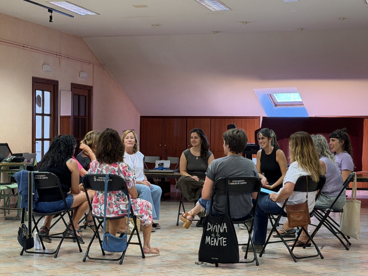 Mujeres participando en un taller sobre galletas en Aguilar de Campoo