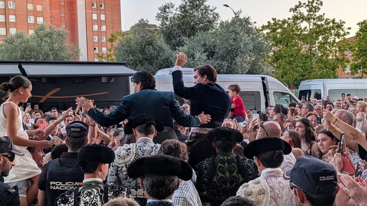 Diego Ventura y Sebastián Fernández celebran su salida a hombros en Palencia.