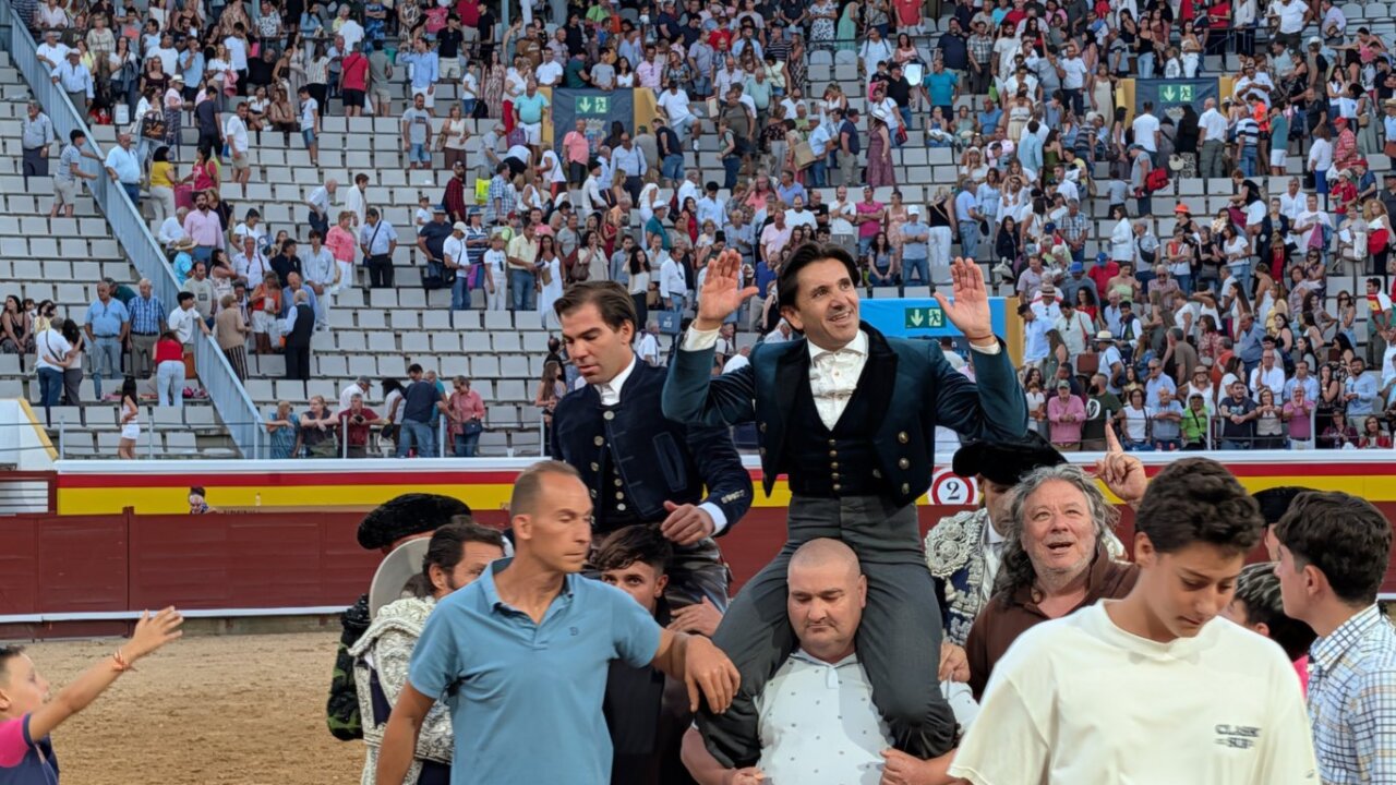 Diego Ventura saliendo a hombros tras una corrida en Palencia.