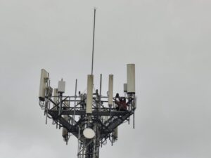 Torre de telecomunicaciones 5G en Palencia con operarios trabajando