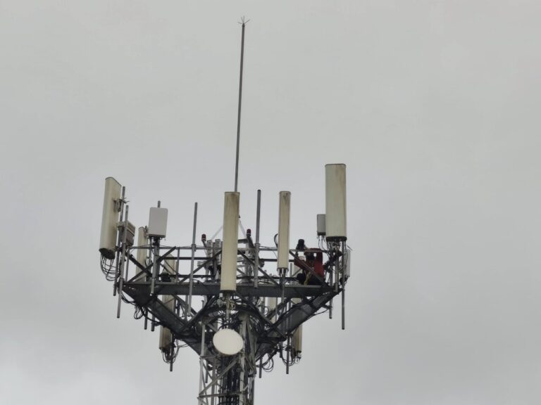 Torre de telecomunicaciones 5G en Palencia con operarios trabajando