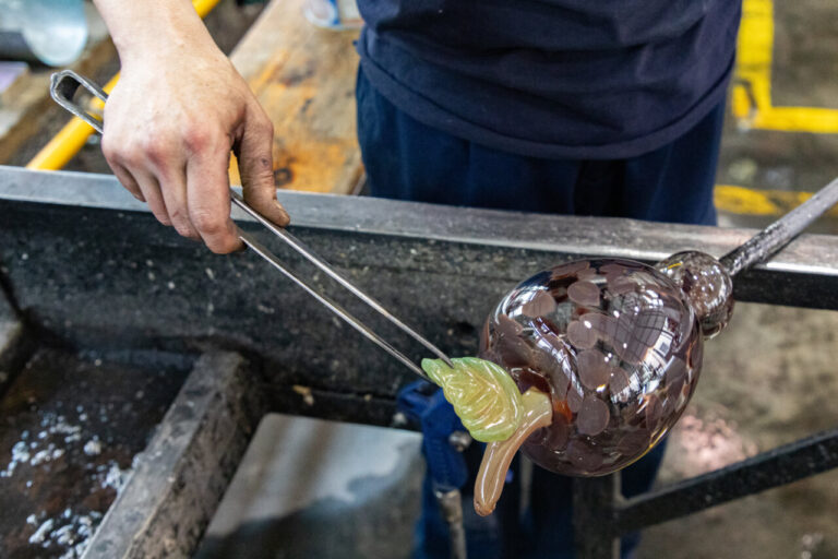 Artista moldeando vidrio en un taller de Castilla y León