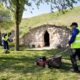 Trabajadores municipales realizando labores de jardinería con maquinaria en un parque