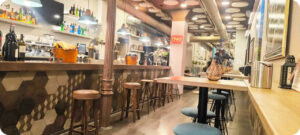 Interior del restaurante La Traserilla en Palencia con barra y mesas