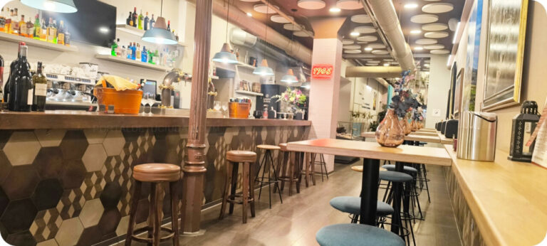 Interior del restaurante La Traserilla en Palencia con barra y mesas
