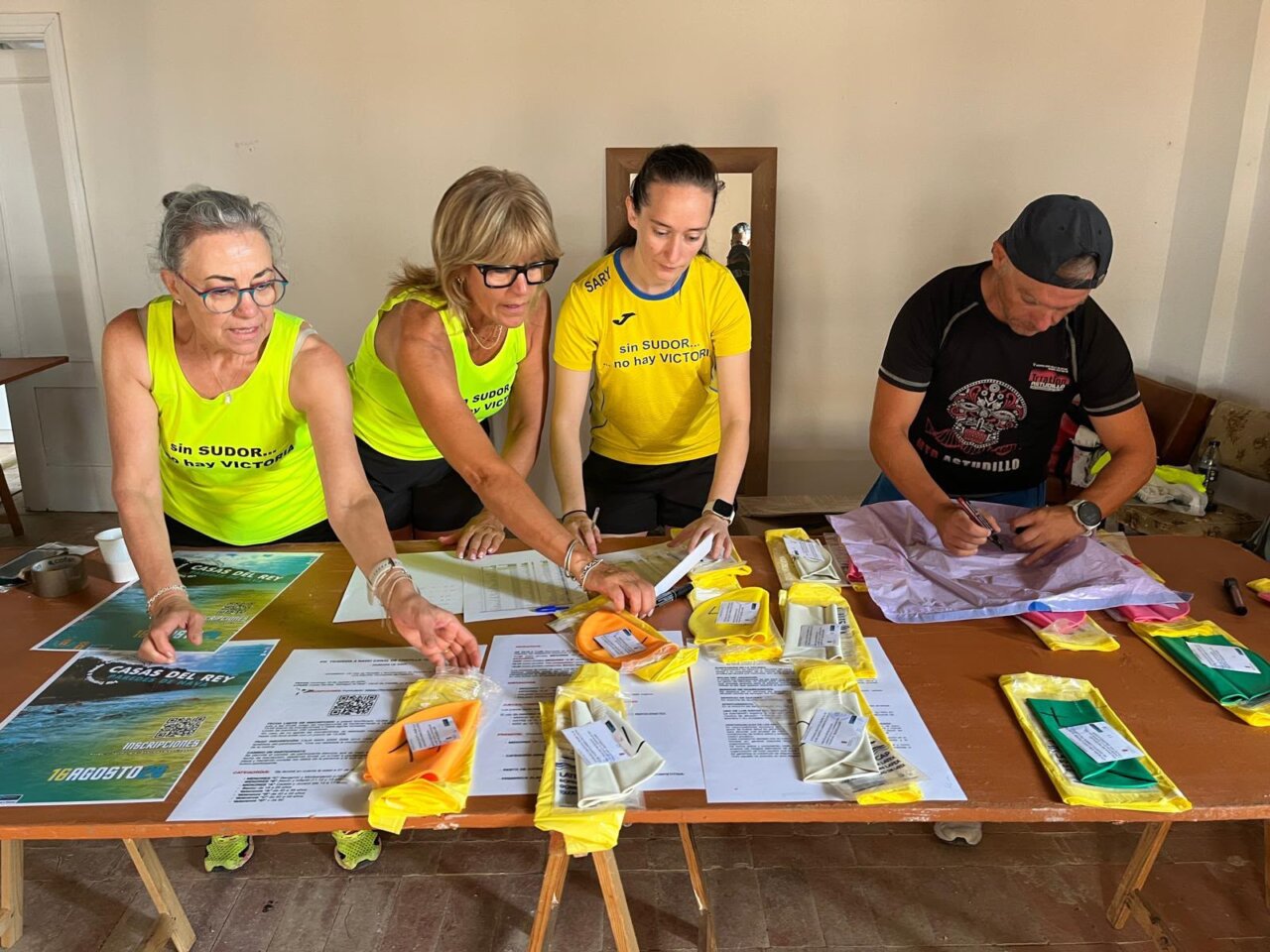 Participantes organizando materiales para la travesía a nado en el Canal de Castilla