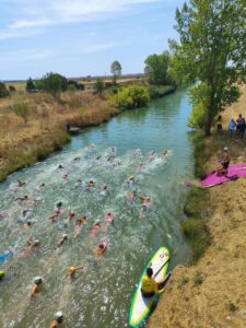 Nadadores compiten en el Canal de Castilla durante la VIII Travesía a nado.