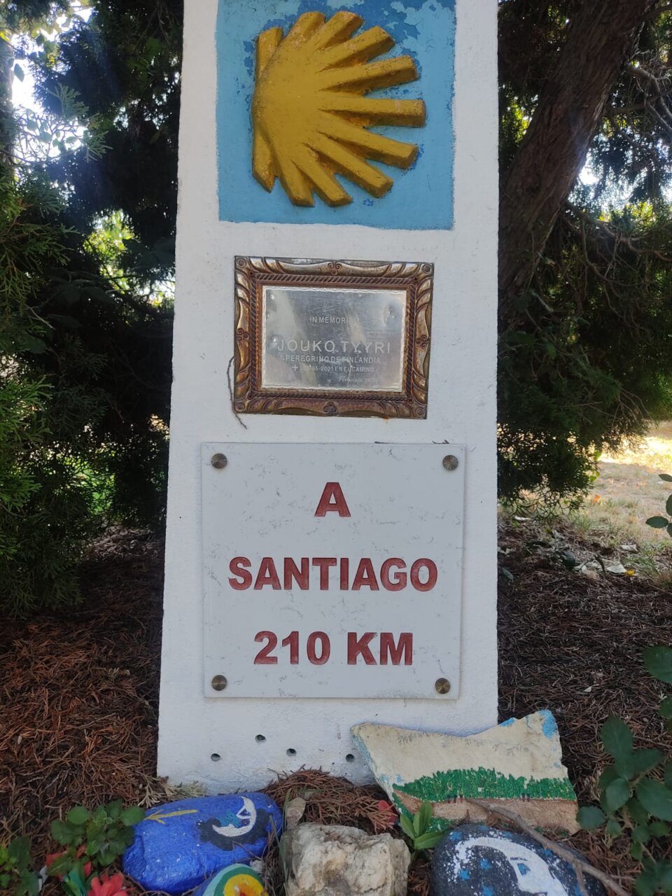 Señal del Camino de Santiago indicando 210 km a Santiago.