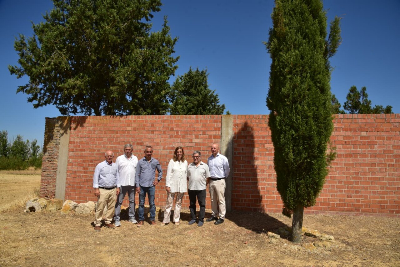 Visita institucional a Abarca de Campos con autoridades y mejoras en la infraestructura.