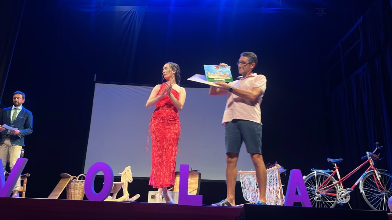 Presentadores en la V Gala de la Asociación Claudio León en Paredes de Nava