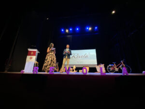 Presentadores en la V Gala de la Asociación Claudio León con el tema Revolá
