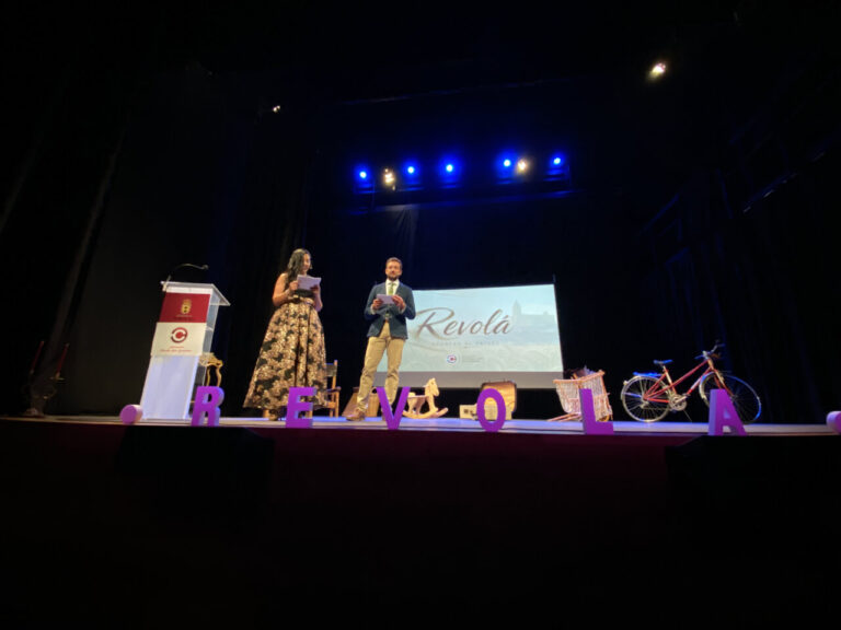 Presentadores en la V Gala de la Asociación Claudio León con el tema Revolá