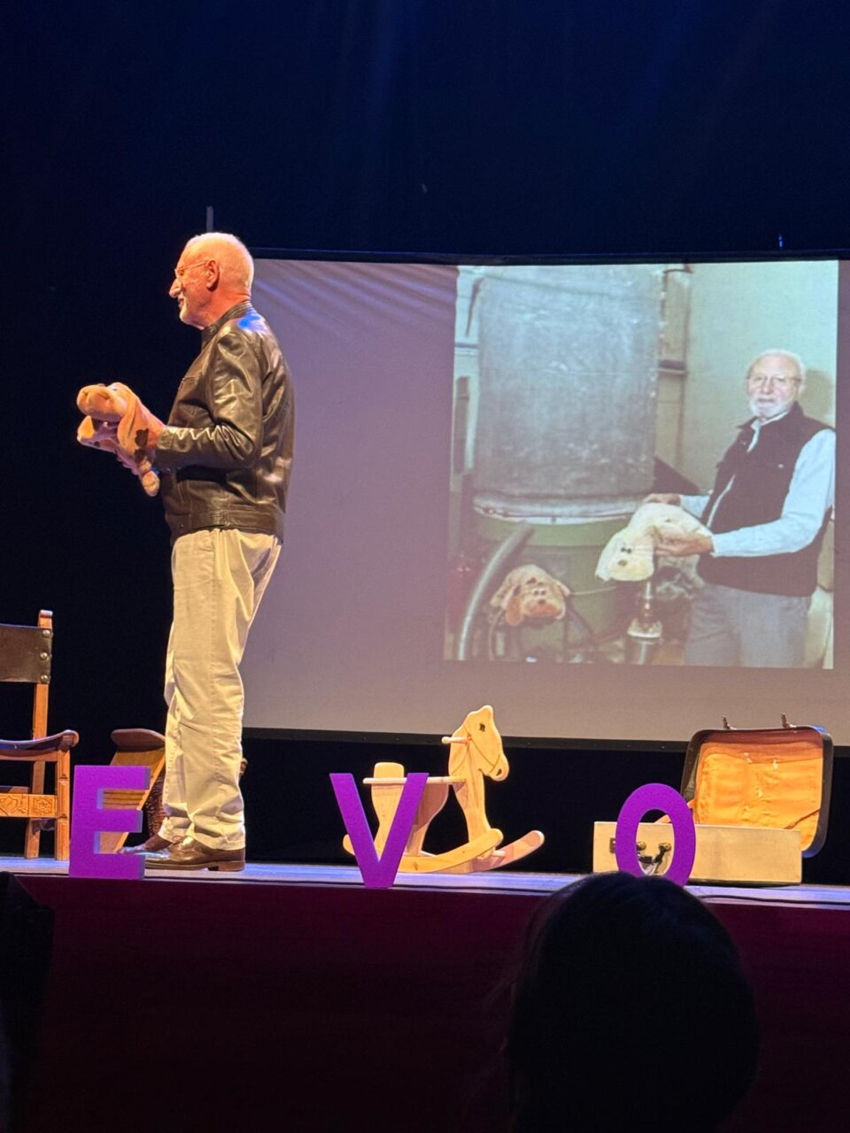 Presentador en la V Gala de la Asociación Claudio León mostrando un muñeco