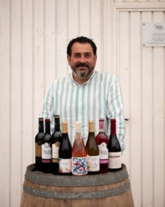 Rubén Montero con una selección de vinos de Bodegas Valdesneros