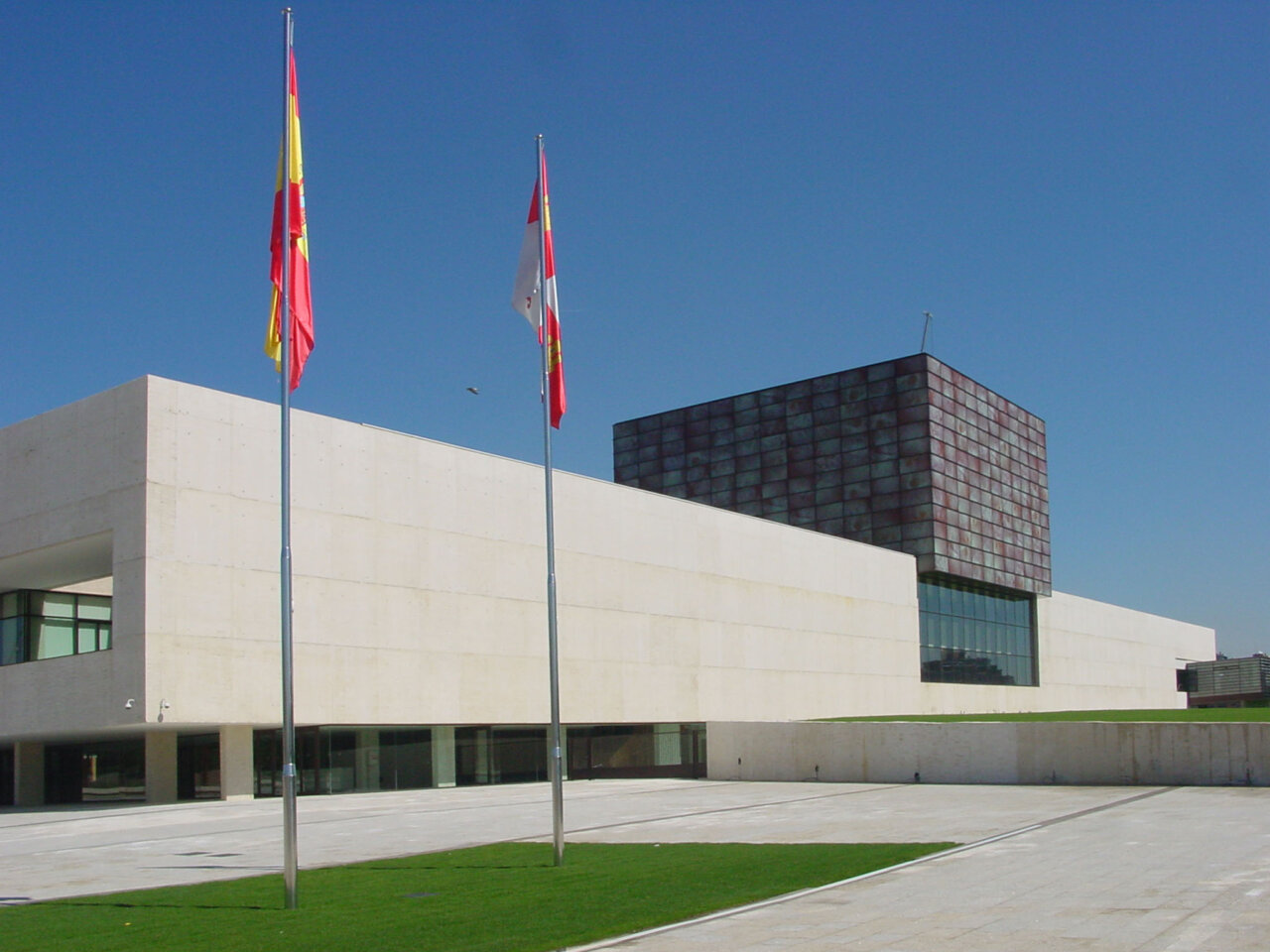 Edificio moderno en Valladolid con banderas de España y Castilla y León
