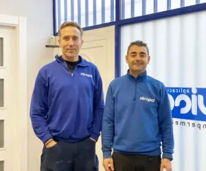Dos profesionales de Vicapal en su oficina, expertos en impermeabilización