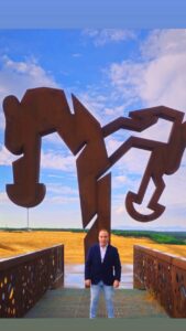 Víctor Saldana frente a una escultura en Saldaña