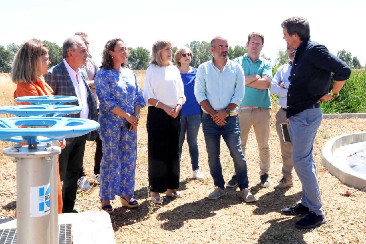 Visita a la nueva estación depuradora de aguas en Villada con autoridades locales.