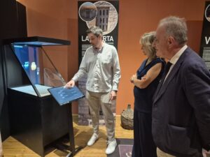 Delegado mostrando tecnología en el Museo del Cerrato en Baltanás