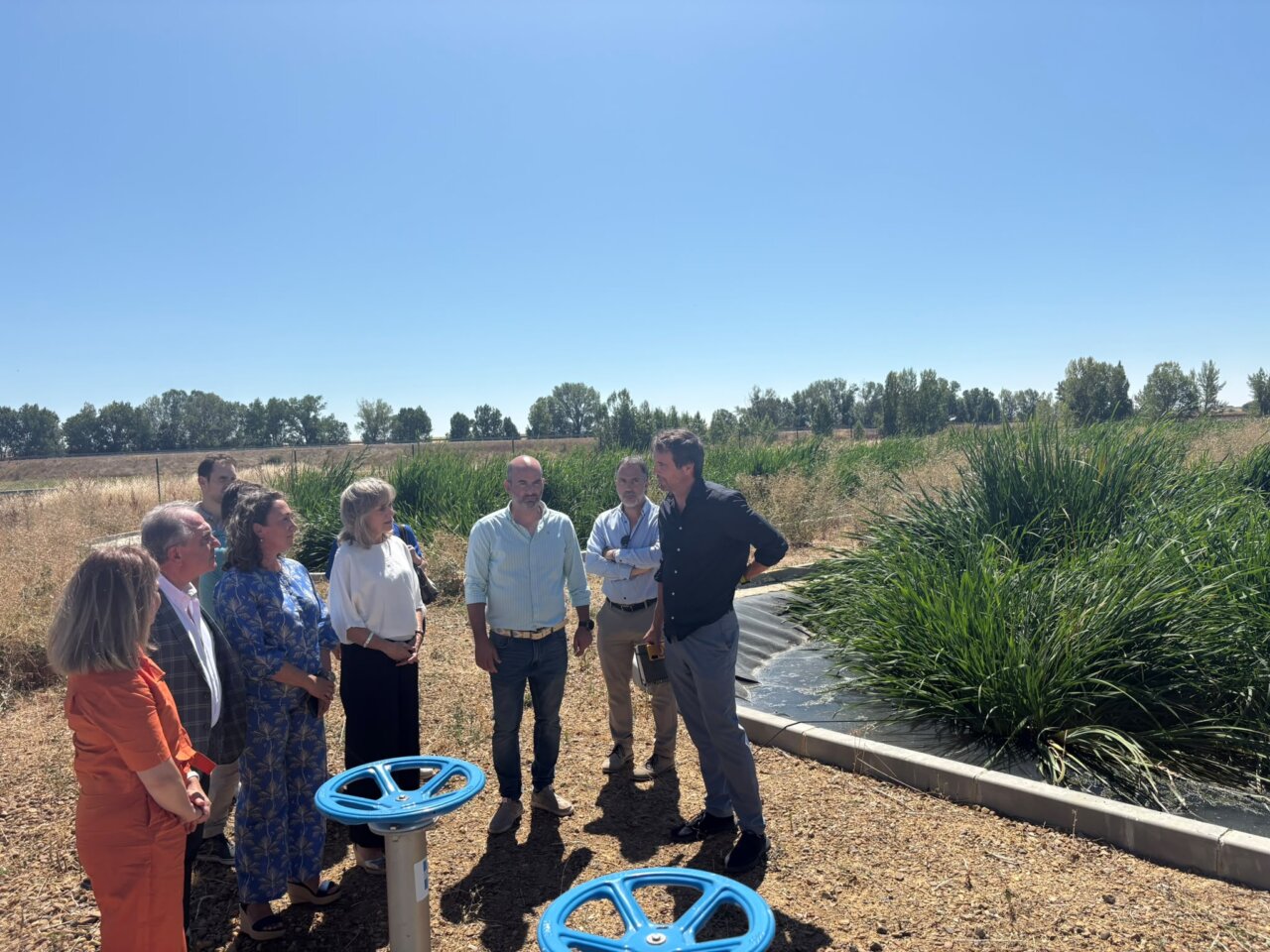 Visita a la nueva estación depuradora de aguas en Villada con autoridades locales.