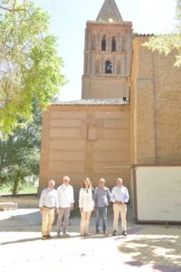 Visita institucional a Abarca de Campos con autoridades locales y la iglesia al fondo