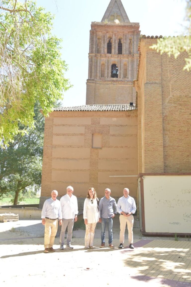 Visita institucional a Abarca de Campos con autoridades locales y la iglesia al fondo