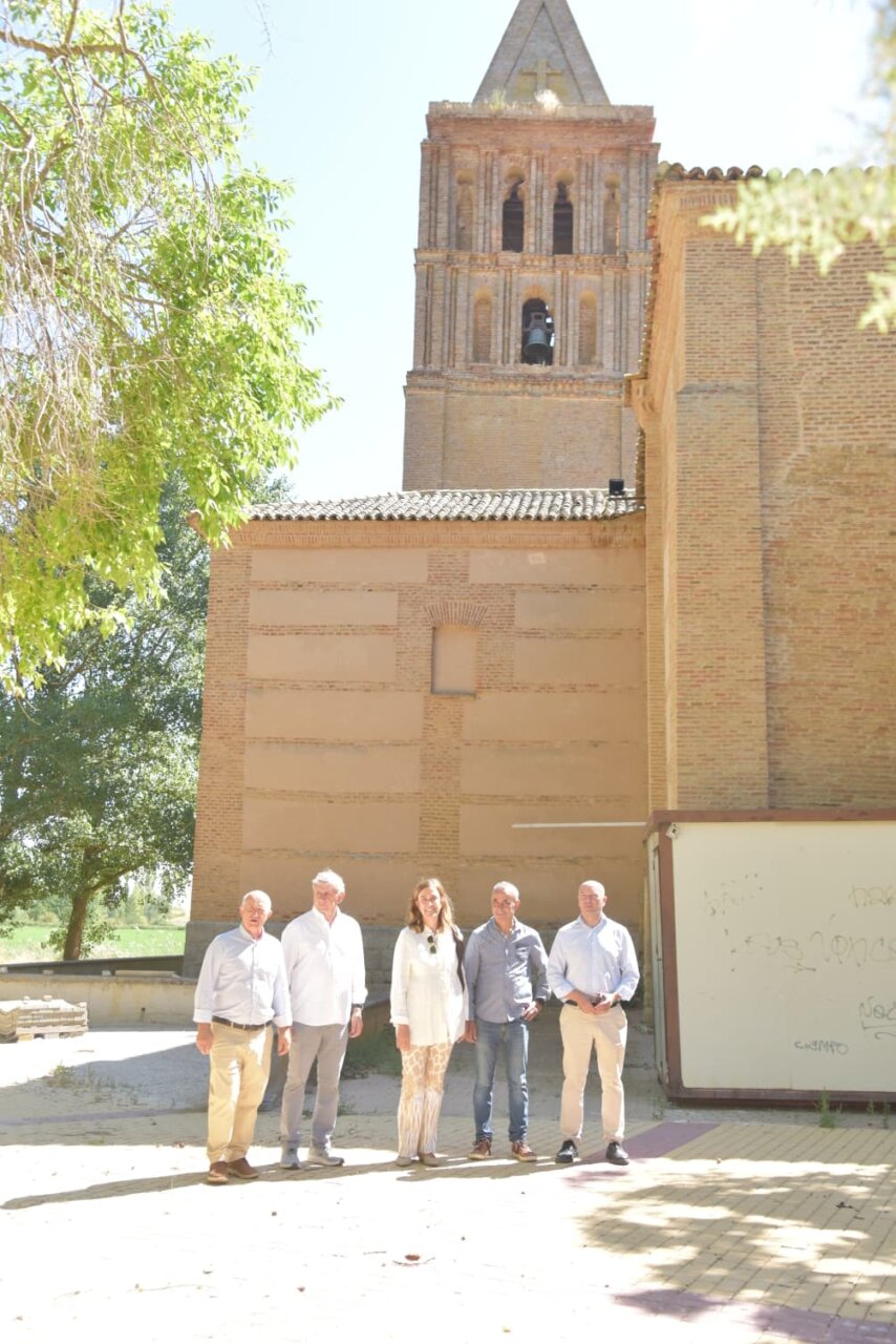 Visita institucional a Abarca de Campos con autoridades locales y la iglesia al fondo
