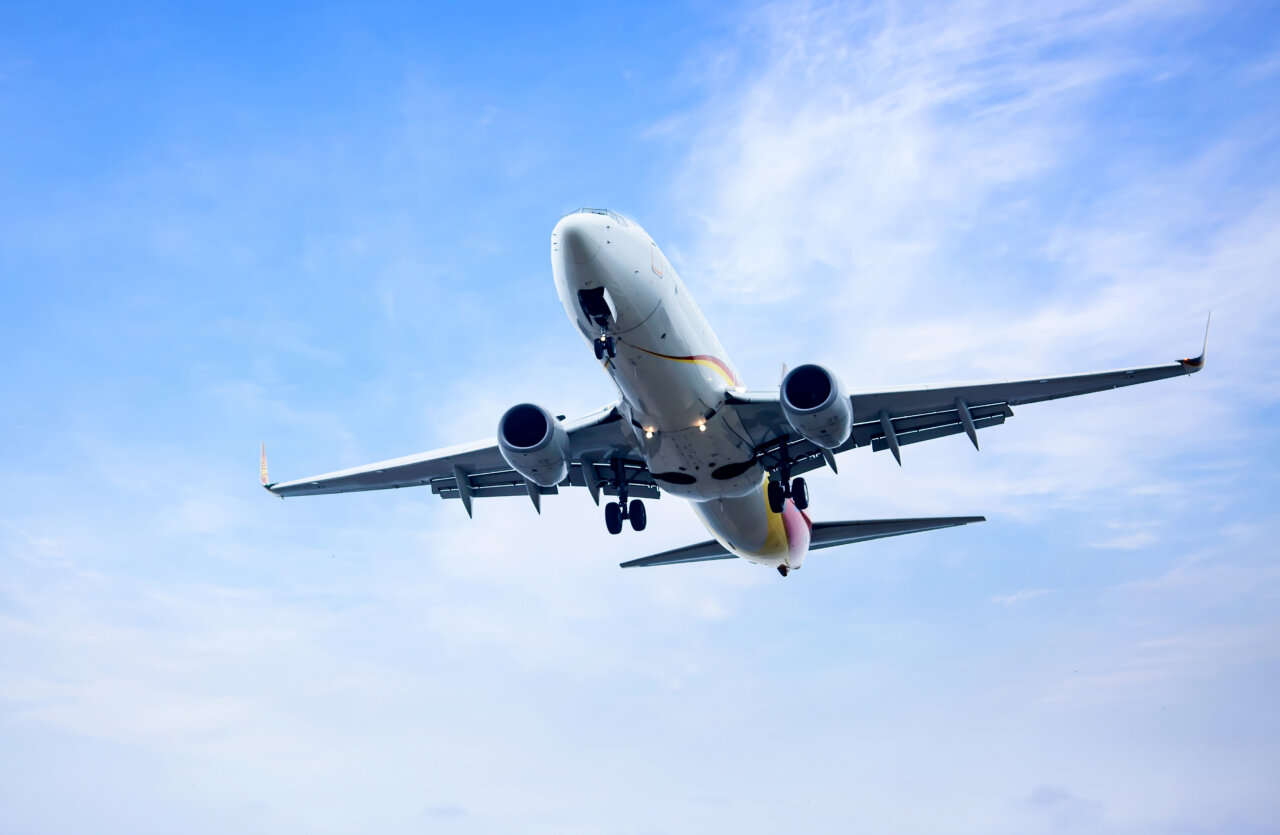 Avión Airbus A321XLR volando bajo un cielo azul claro
