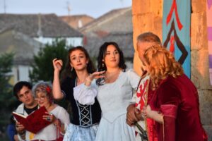 Actores en una representación teatral en Carrión de los Condes durante el verano