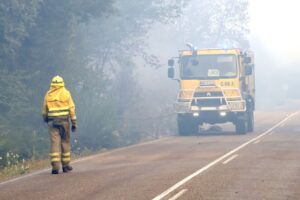 Conductor de autobomba forestal en una carretera durante un incendio