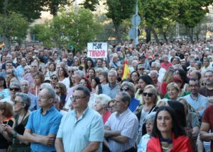 Multitud de personas en concentración en Palencia con pancarta de apoyo a Ceuta