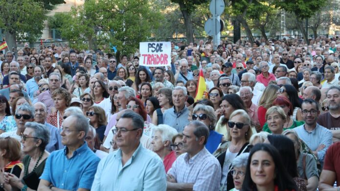 Multitud de personas en concentración en Palencia con pancarta de apoyo a Ceuta